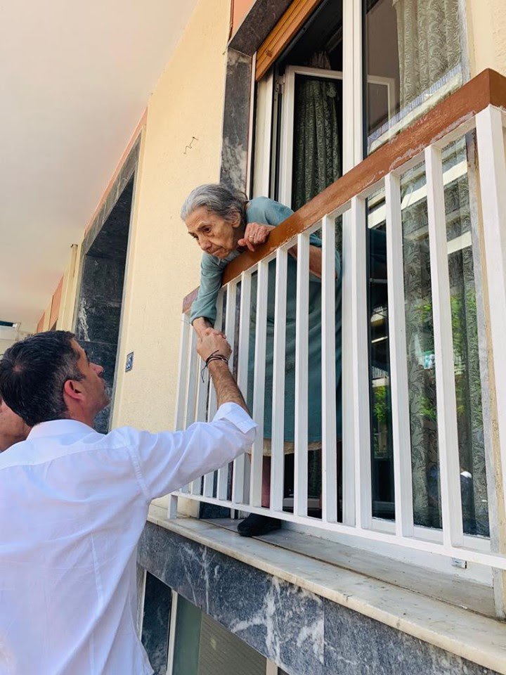 Ο Κ. Μπακογιάννης χαιρετά μια κάτοικο της περιοχής