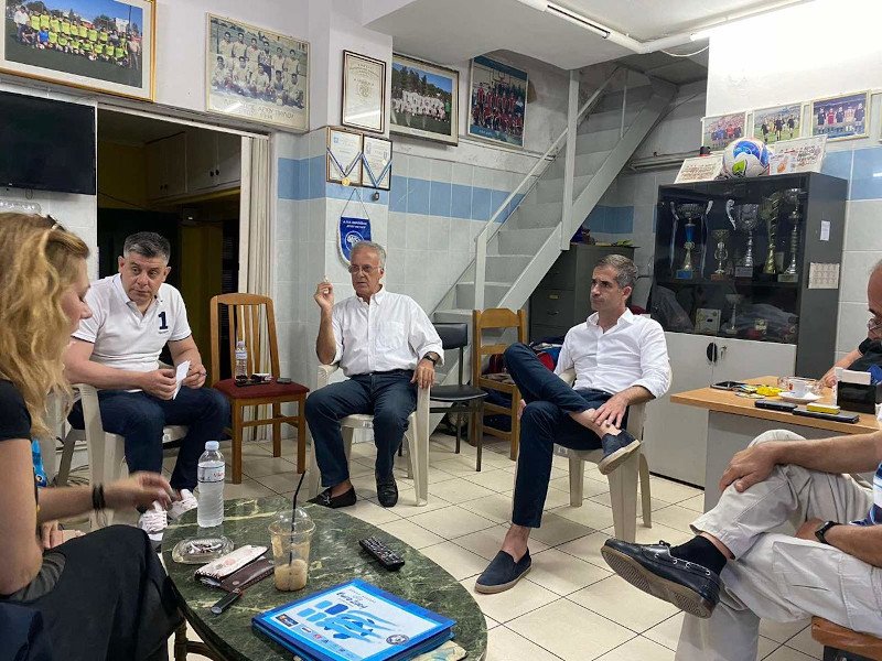 Ο Κώστας Μπακογιάννης συνομιλεί με κατοίκους και φορείς της περιοχής