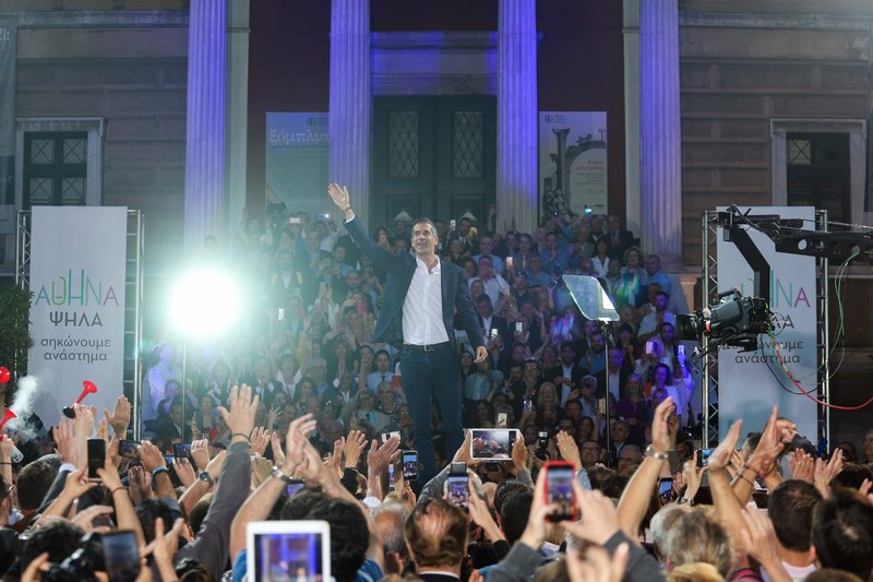 Ο Κώστας Μπακογιάννης χαιρετά τους συγκεντρωμένους