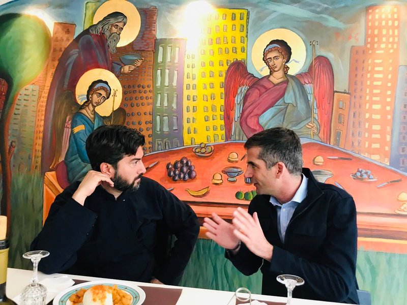 Ο πατέρας Αντώνιος που έχει βραβευθεί ως «Ευρωπαίος πολίτης» συνομιλεί με τον Κώστα Μπακογιάννη