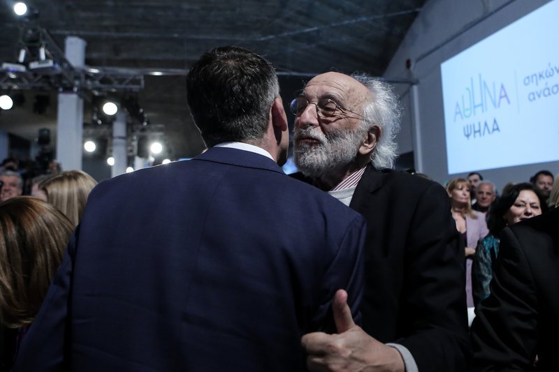 Ο Αλέξανδρος Λυκουρέζος φιλά με θέρμη τον Κώστα Μπακογιάννη -Φωτογραφία: George Vitsaras / SOOC