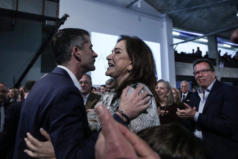 Ο Κώστας Μπακογιάννης ασπάζεται την Ντόρα Μπακογιάννη -Φωτογραφία: George Vitsaras / SOOC