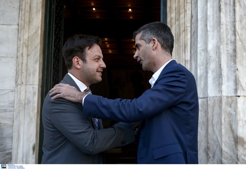 Ο Κ. Μπακογιάννης αποχαιρετά τον Γ. Μπρούλια
