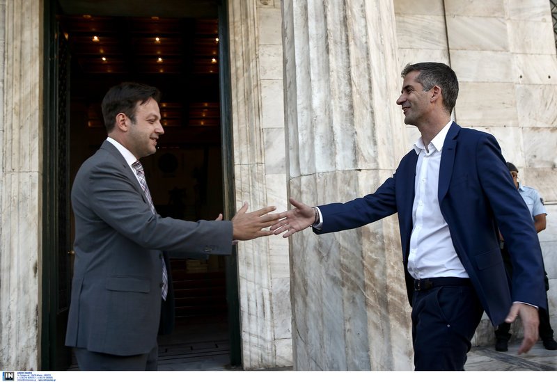 Ο Κ. Μπακογιάννης χαιρετά τον Γ. Μπρούλια