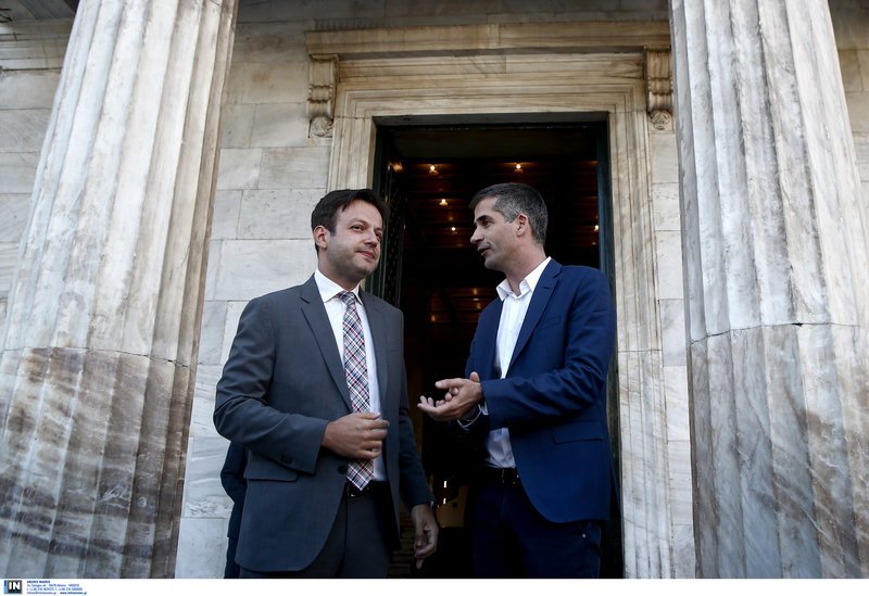 Ο Κ. Μπακογιάννης και ο απερχόμενος δήμαρχος Γ. Μπρούλις συζητούν έξω από το δημαρχείο