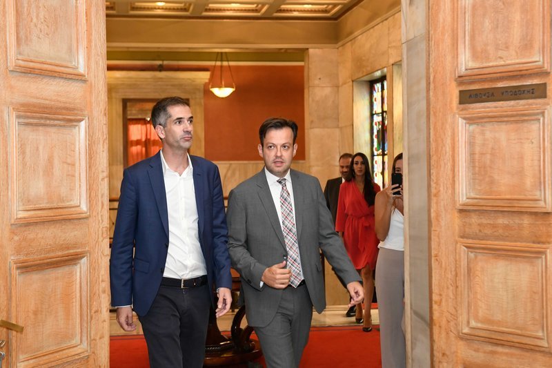 Ο Κώστας Μπακογιάνης με τον Γιώργο Μπρούλια στην παράδοση-παραλαβή στο δημαρχείο Αθήνας στην πλατεία Κοτζιά