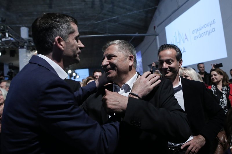 Θερμός εναγκαλισμός του Κώστα Μπακογιάννη με τον Γιώργο Πατούλη -Φωτογραφία: George Vitsaras / SOOC