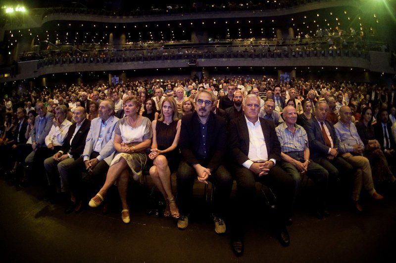 Αποψη από το κατάμεστη αίθουσα της προεκλογικής ομιλίας Κικίλια. Σε πρώτο πλάνο η Τζένη Μπαλατσινού