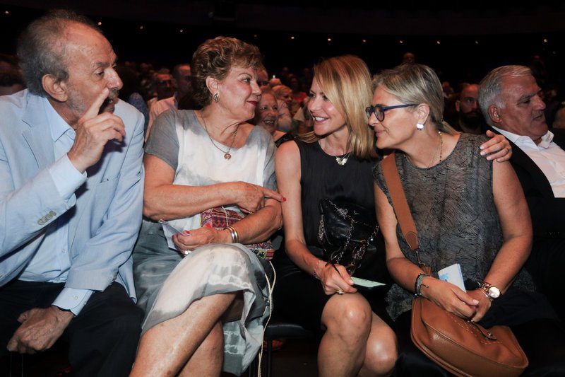 Η Τζένη Μπαλατσινού συνομιλεί με τα πεθερικά της