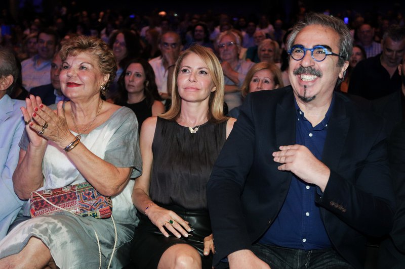 Η Τζένη Μπαλατσινού στη μέση. Αριστερά η πεθερά της, δεξιά ο Βαγγέλης Περρής