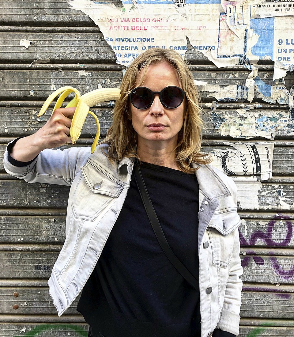 Η ηθοποιός Magdalena Cielecka διαμαρτύρεται κρατώντας ως όπλο μία μπανάνα