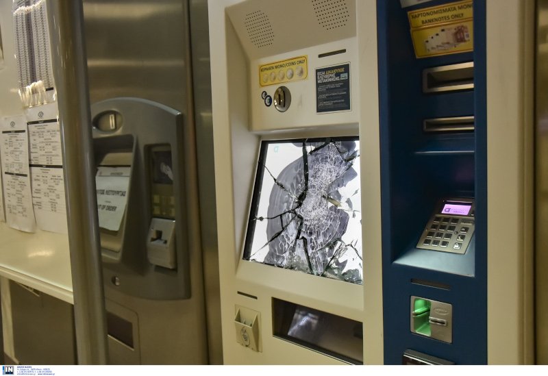 Μηχάνημα επαναφόρτισης και έκδοσης εισιτηρίων καταστράφηκε μετά την επίθεση στο σταθμό