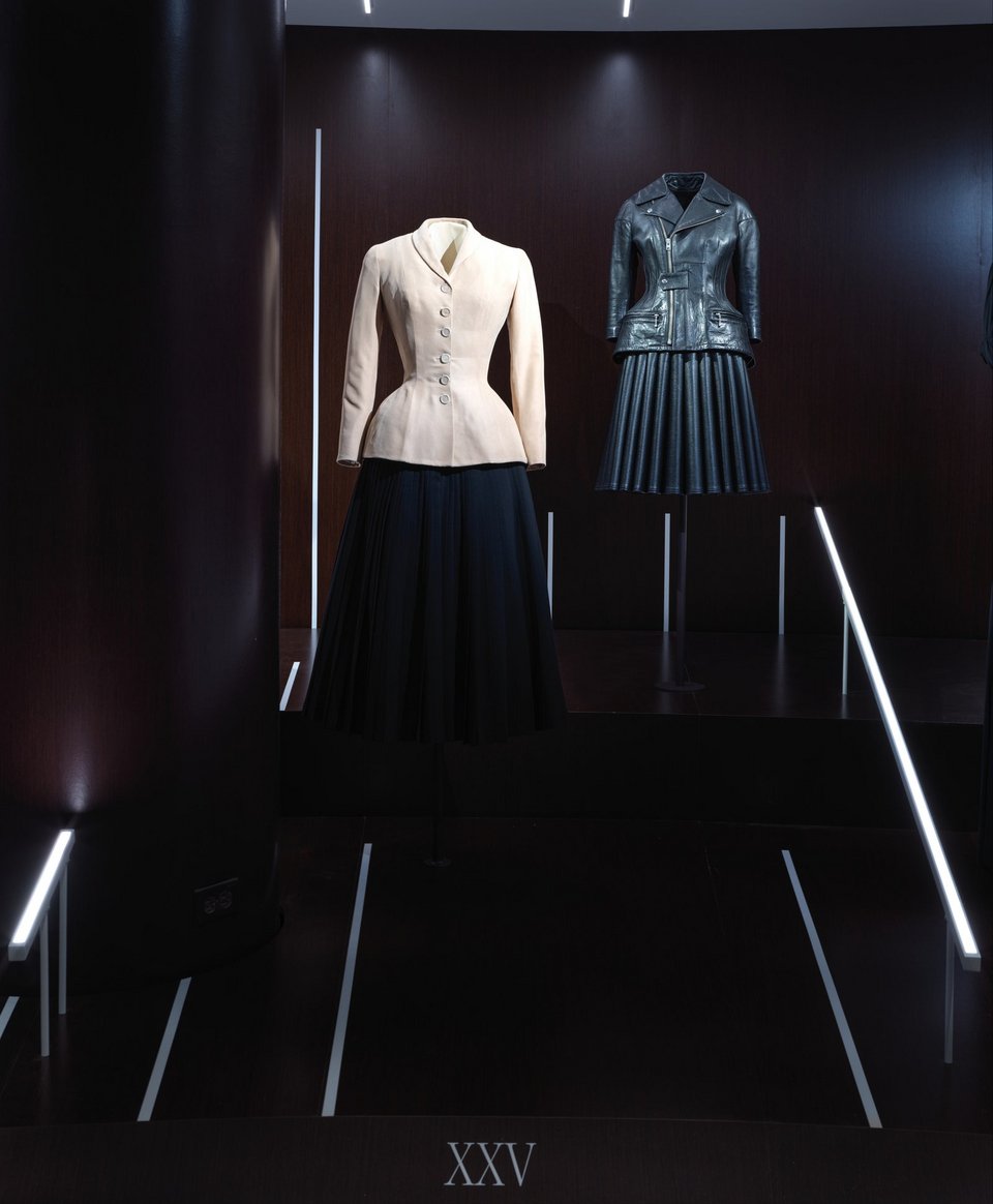 Aριστερά το Bar του Dior, δεξιά η δημιουργία του Junya Watanabe / Photo: © The Metropolitan Museum of Art