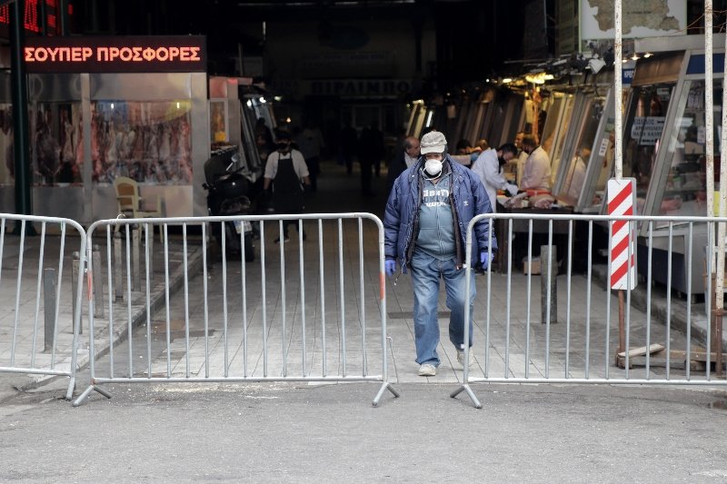 Κιγκλιδώματα στην είσοδο της Βαρβακείου