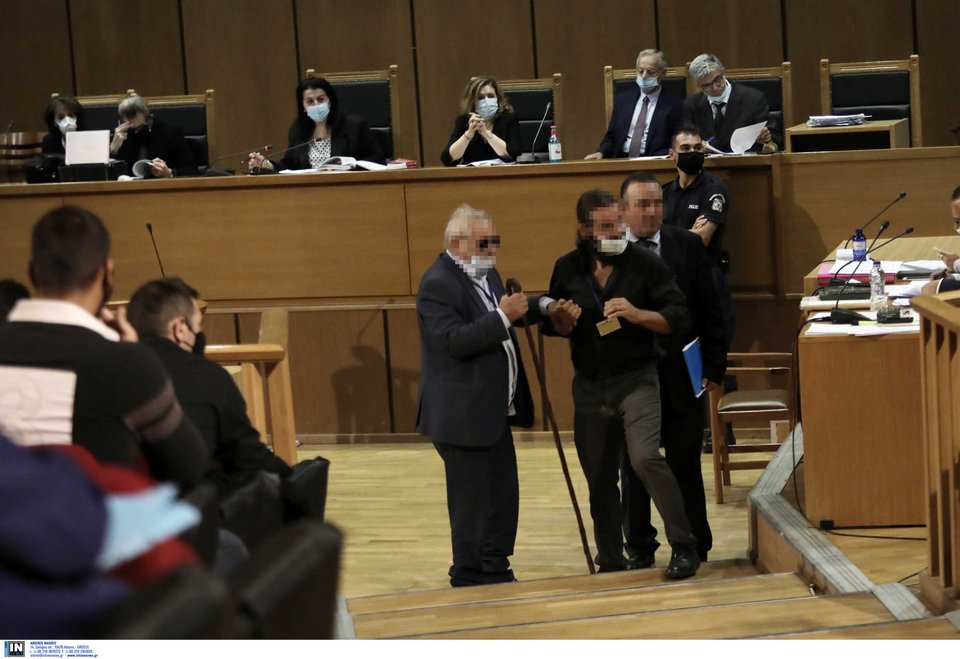 Ο ηλικιωμένος πατέρας του Μπαρμπαρούση, στο δικαστήριο