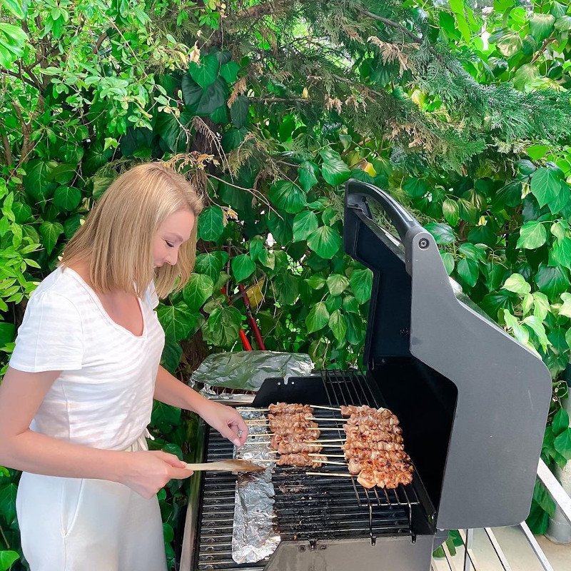 Η Τατιάνα Στεφανίδου σε ρόλο ψήστη στο μπάρμπεκιου του σπιτιού 