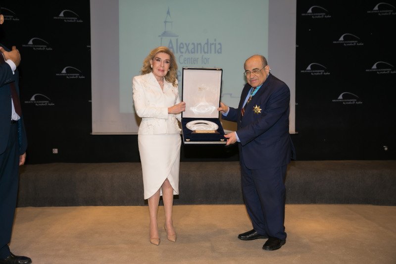 Ο Διευθυντής της Βιβλιοθήκης της Αλεξάνδρειας Mostafa El Feki απονέμει τιμητική διάκριση στην Μαριάννα Β. Βαρδινογιάννη