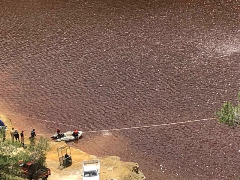 Η στιγμή που άντρες της ΕΜΑΚ φαίνεται να τραβούν κάποιο αντικείμενο έξω στη στεριά 