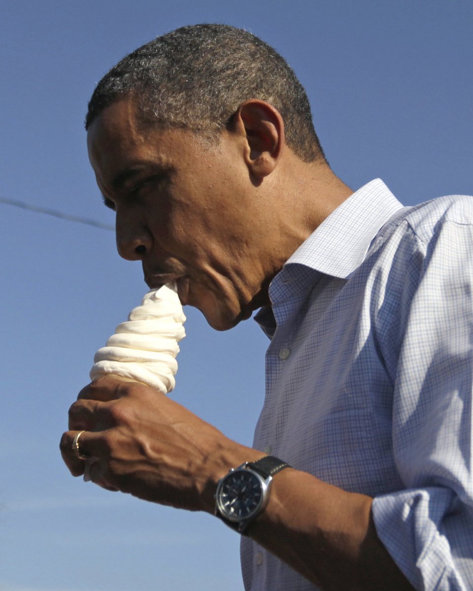 Чернокожий ест. Мороженое Обама Барак Обама. Негр ест мороженое. Барак Обама ест мороженое. Афроамериканец ест мороженое.