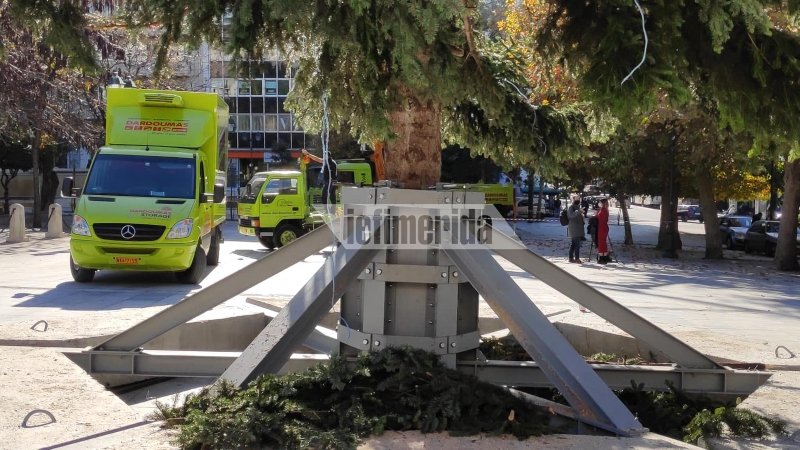 Τοποθετήθηκε το χριστουγεννιάτικο δέντρο στην πλατεία Συντάγματος