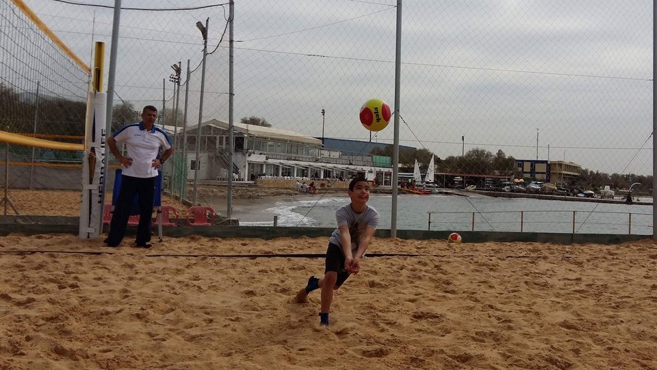 Ενα παιδί απολαμβάνει το Beach Volley στο Team One στη Βούλα/ Φωτογραφία: oneteam1.gr