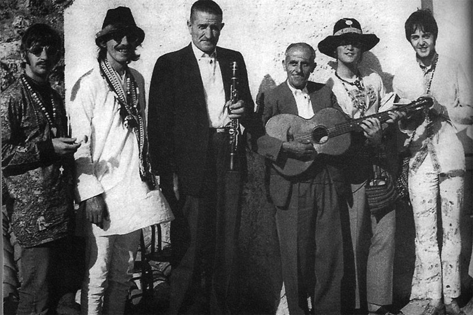 Στην Αράχωβα, οι Beatles με έλληνες παραδοσιακούς οργανοπαίκτες