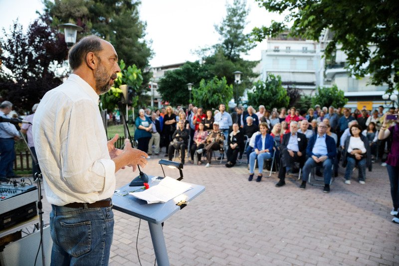 Αδεια η πλατεία στα Καμίνια στην ομιλία του Νίκου Μπελαβίλα