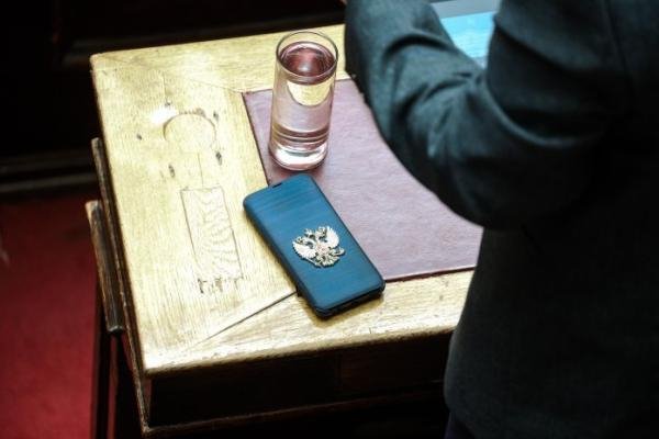 Το κινητό του Κυριάκου Βελόπουλου στο έδρανο της βουλής