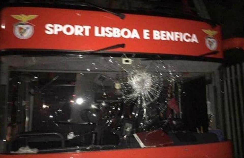 Σπασμένο τζάμι στο πούλμαν της Μπενφίκα