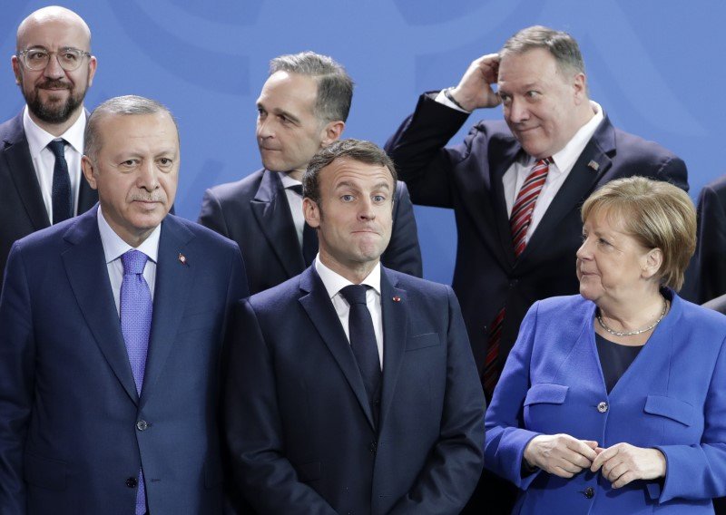 Ερντογάν, Μακρόν και Μέρκελ περμένουν αμήχανοι -Φωτογραφία:AP Photo/Michael Sohn