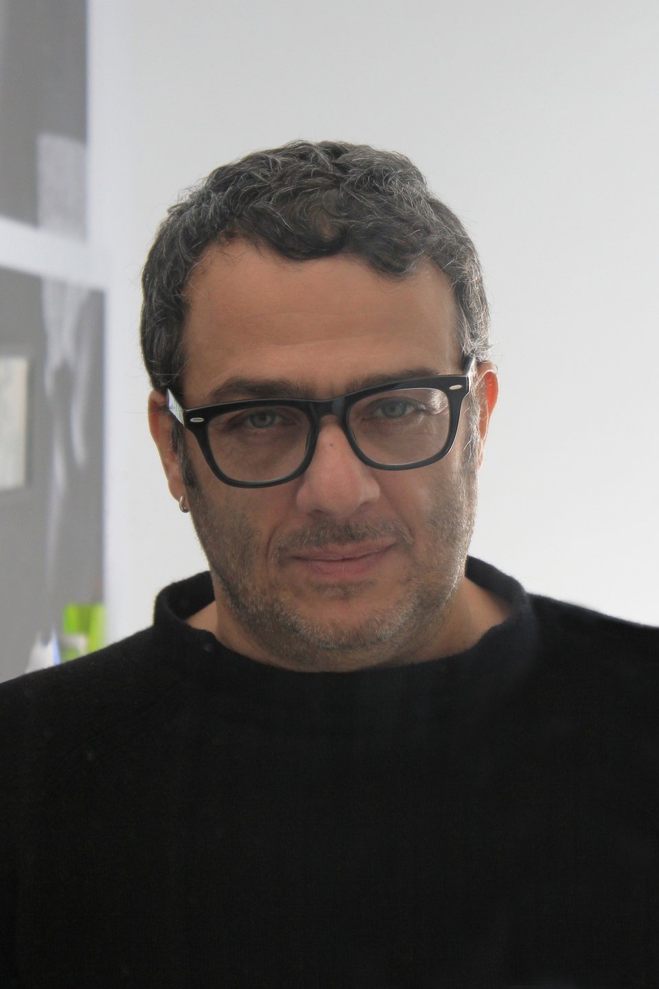 «Τις πρώτες μέρες του εγκλεισμού ξεκινώ μία έρευνά που επικεντρώθηκε σε πρώτη φάση στην στολή, το ένδυμα δίνει πάντα ενδείξεις, οδηγεί και με αυτήν την αφορμή» γράφει ο Βernard Cuomo