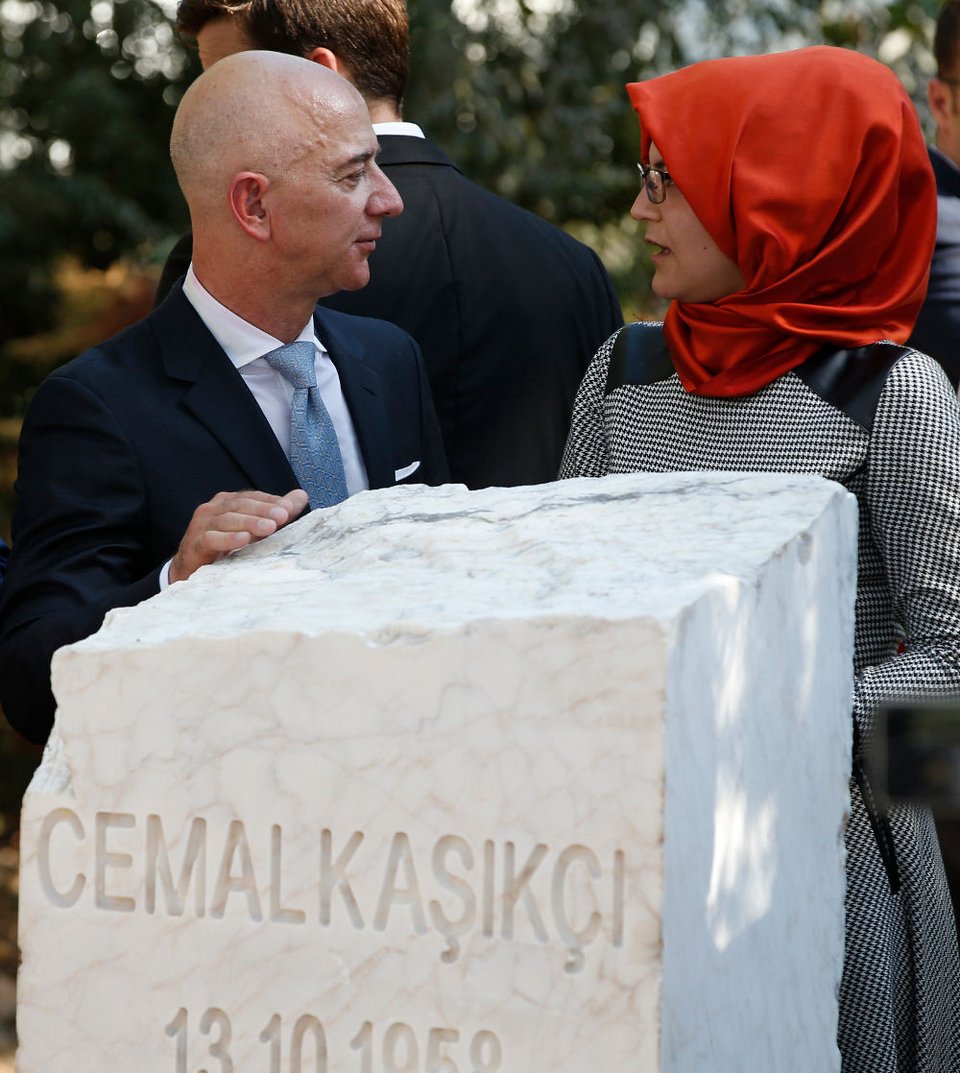Ο Τζεφ Μπέζος και η Χατισέ Τζενγκίζ μπροστά στο μνημείο για τον Τζαμάλ Κασόγκι που αποκαλύφτηκε την Τετάρτη 2 Οκτωβρίου