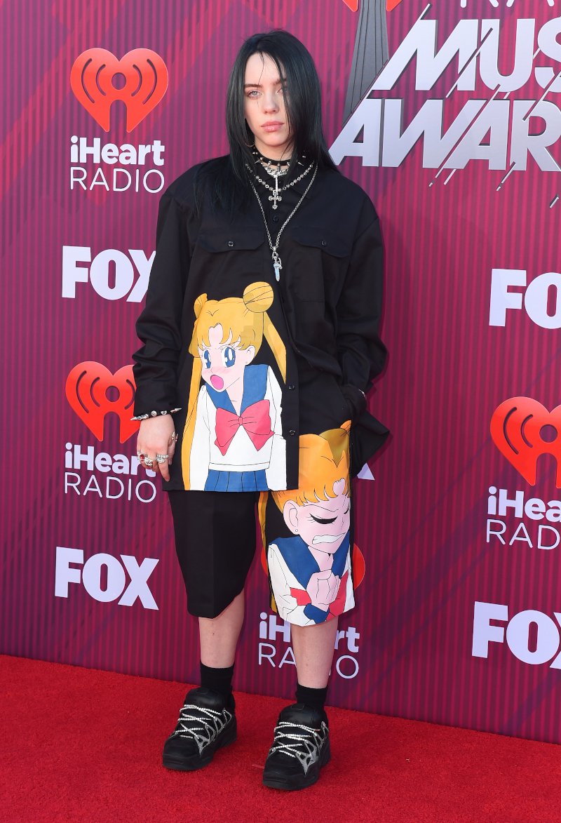 Η Billie Eilish φορά ρούχα με τη Sailor Moon