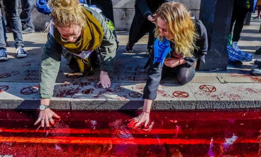 Ακτιβίστριες της Extinction Rebellion χύνουν 200 λίτρα κόκκινη μπογιά μπροστά στην Downing Street/Φωτογραφία Shutterstock