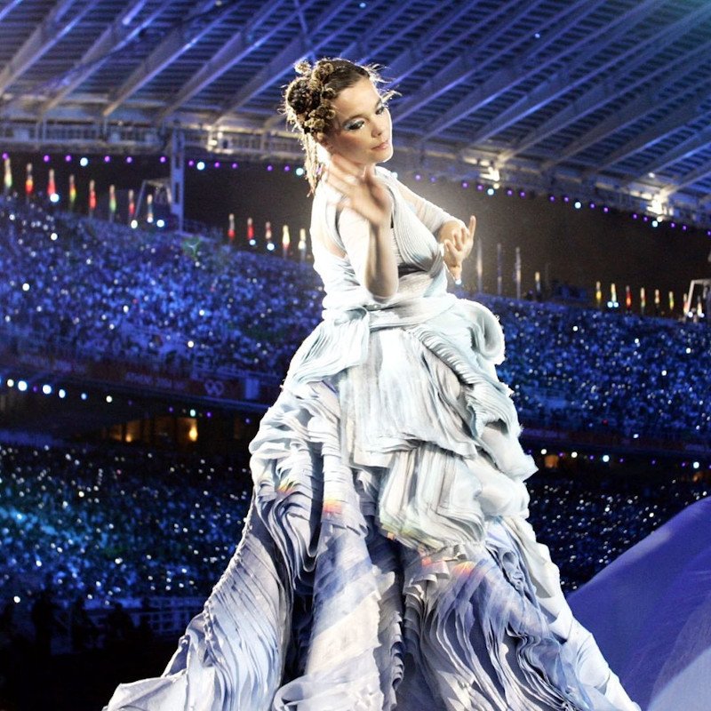 Η Bjork με δημιουργία της Κοκοσαλάκη