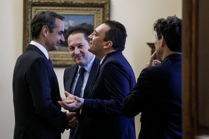 Ο Κώστας Βλάσης με τον πρωθυπουργό και τον κυβερνητικό εκπρόσωπο, Στέλιο Πέτσα