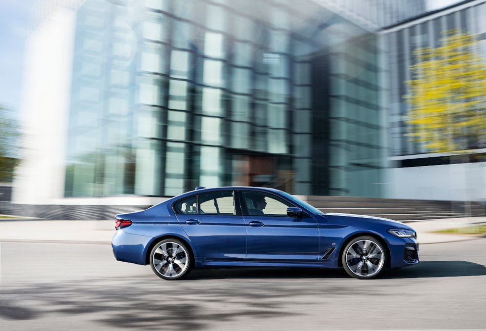 H BMW ανανεώνει τη Σειρά 5