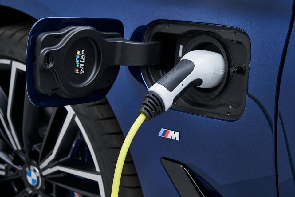 H BMW ανανεώνει τη Σειρά 5
