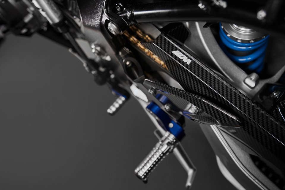 BMW M 1000 RR με 212 άλογα -Εντυπωσιακές εικόνες