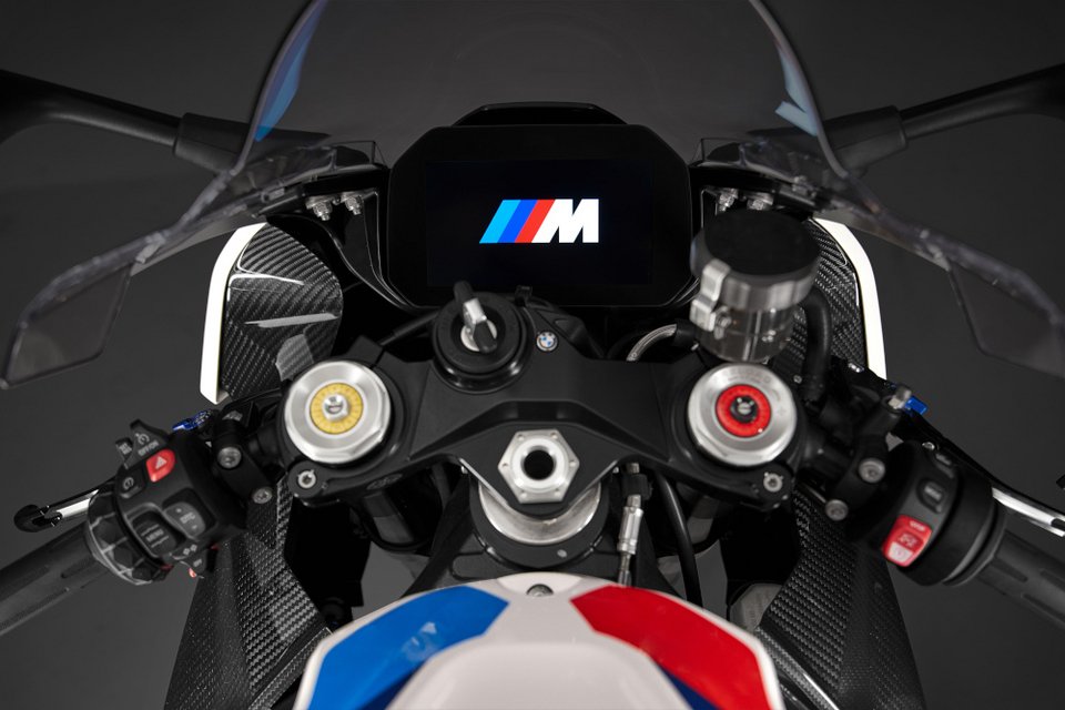 BMW M 1000 RR με 212 άλογα -Εντυπωσιακές εικόνες