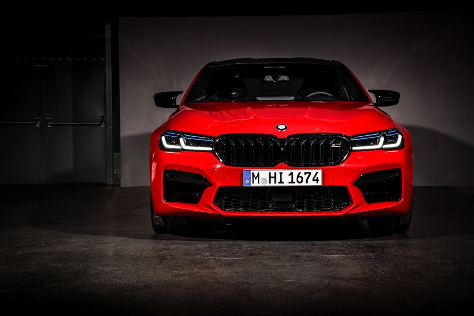 Η BMW ανανεώνει την κορυφαία M5