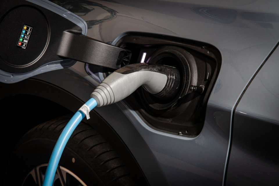 H υβριδική BMW X1 λανσάρεται στην Ελλάδα
