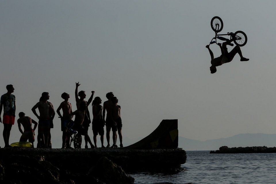 Οι BMXάδες βάλθηκαν να πραγματοποιήσουν τα πιο περίτεχνα άλματά τους πριν πέσουν μαζί με το ποδήλατο στη θάλασσα