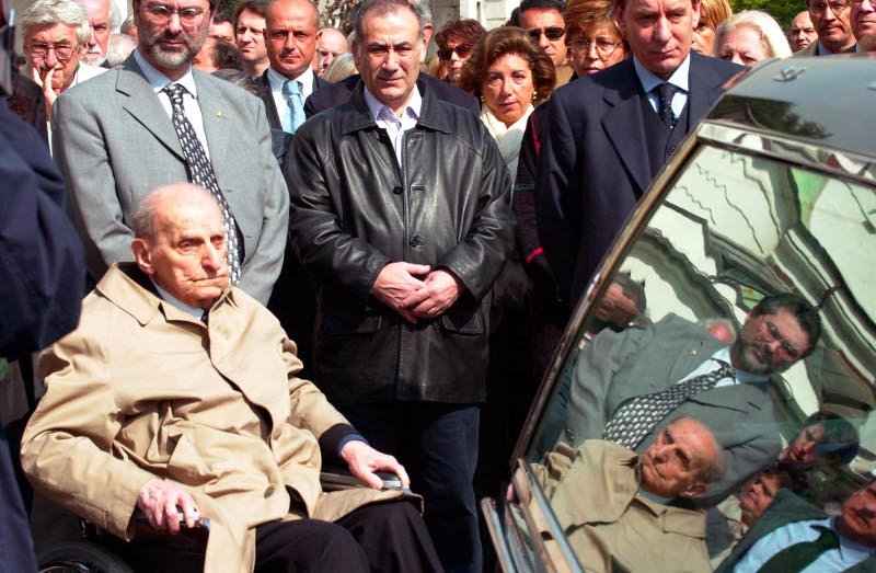 Νορμπέρτο Μπόμπιο σε καρότσι