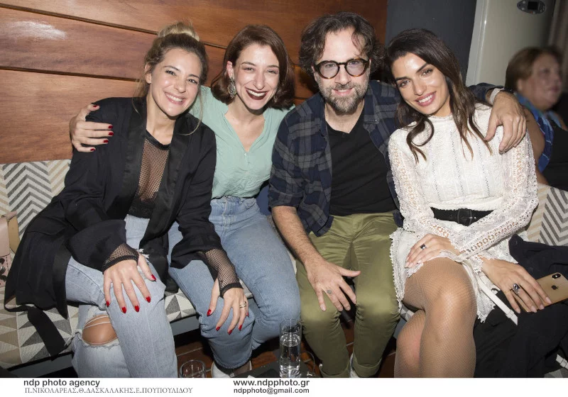 Η Τόνια Σωτηροπούλου και ο Κωστής Μαραβέγιας διασκέδασαν στον «Σταυρό του Νότου» μαζί με την Νατάσα Μποφίλιου και την Μαρίζα Ρίζου / Φωτογραφία: NDP