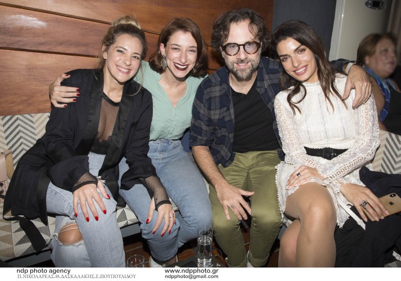 Η Τόνια Σωτηροπούλου και ο Κωστής Μαραβέγιας διασκέδασαν στον «Σταυρό του Νότου» μαζί με την Νατάσα Μποφίλιου και την Μαρίζα Ρίζου / Φωτογραφία: NDP