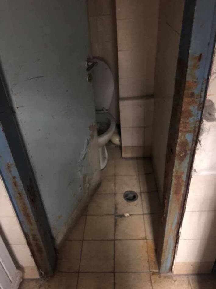 ΣΚουριά και βρωμιά στο ΑΤ Εξαρχείων.