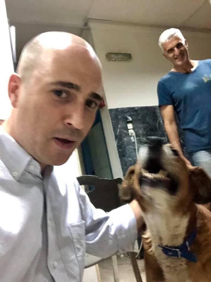 Μπογδάνος selfie με σκύλο στα Εξάρχεια