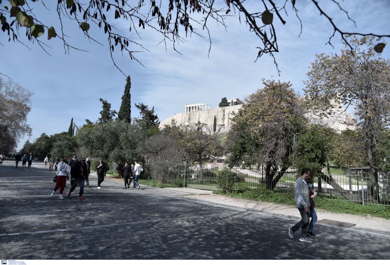 Αθηναίοι απολαμβάνουν τον Κυριακάτικο περίπατό τους γύρω από την Ακρόπολη