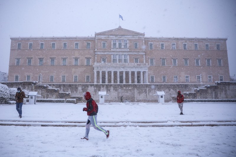 Το σκηνικό μπροστά από τη Βουλή / Φωτογραφία: ΑΝΤΩΝΗΣ ΝΙΚΟΛΟΠΟΥΛΟΣ/EUROKINISSI